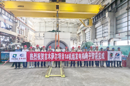 【建功在一线】吉木萨尔项目1号机组发电机穿转子一次成功.png